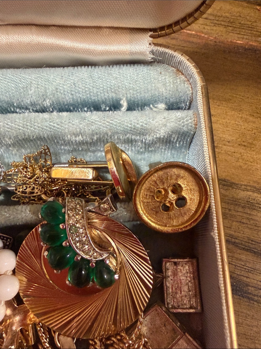 Vintage jewelry box with misc Sara cov jewelry. Cuff links and a Boucher pendant - Picture 6 of 7